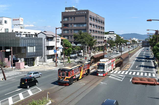 国道1号線を走行する路面電車