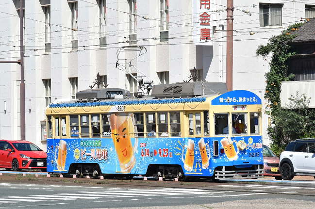 新川交差点でビール電車を撮影