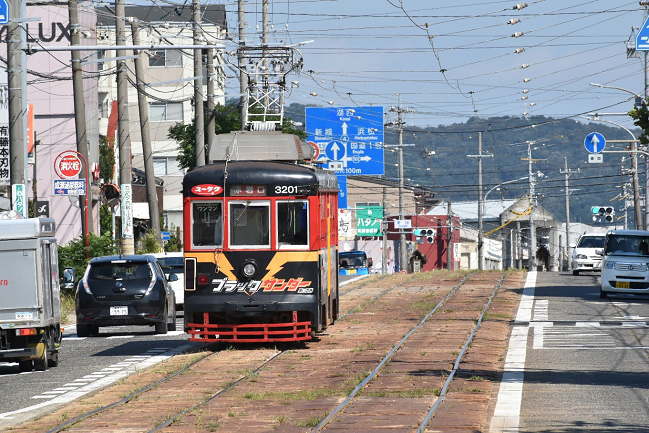 前畑電停でブラックサンダー号を撮影