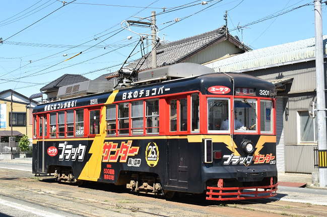 競輪場電停の手前にて交換待ちでブラックサンダー号