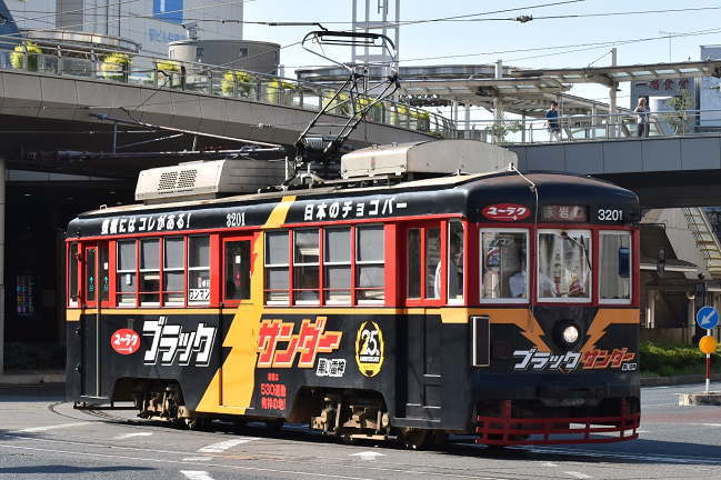 豊橋駅前電停を発車したブラックサンダー号を撮影