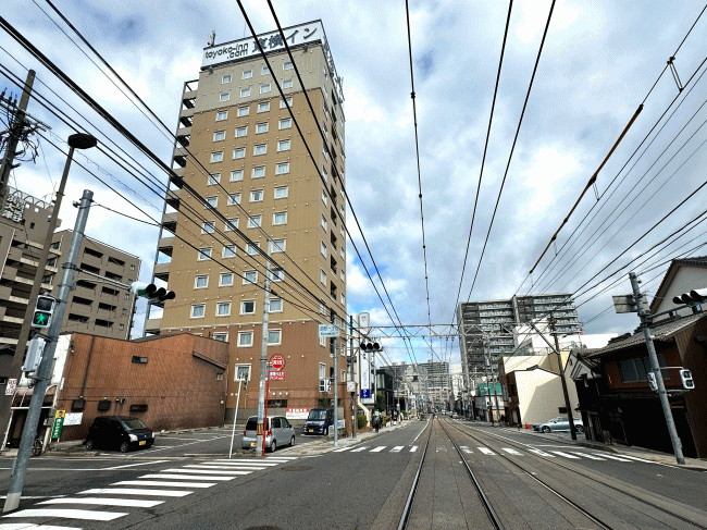 東横イン京都琵琶湖大津の外観と京阪電鉄京津線