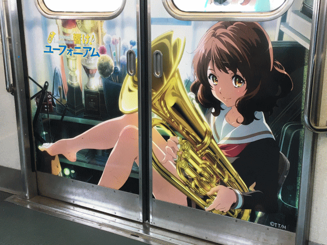 響けユーフォニアムラッピング電車の車内
