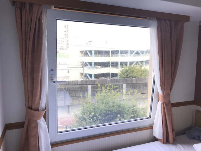 東横イン浜松駅北口の窓辺の様子