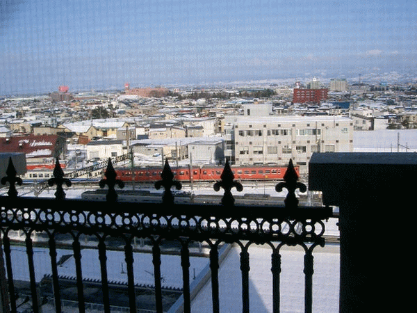東横イン弘前駅前の低層階の廊下の突き当りの窓から見た奥羽本線の鉄道
