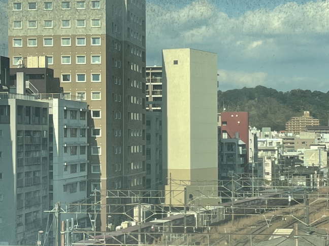 東横インの目の前を通過する貨物列車