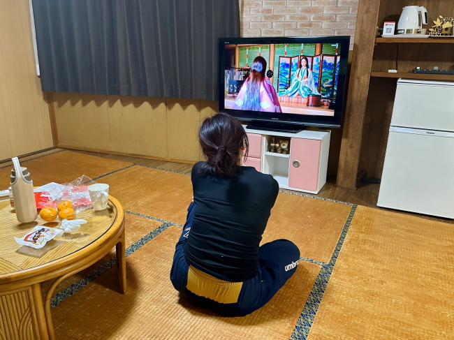 トレインビュー福の宿の室内で寛ぐ妻