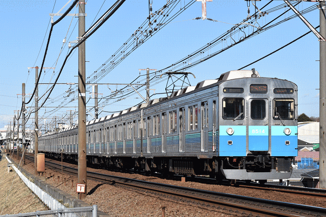 「伊豆のなつ号」の名残でブルーの帯を巻く８６１４Ｆ編成