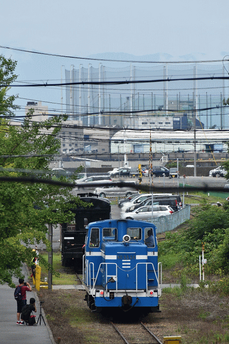 ND5527号と車掌車にND5528号が連結