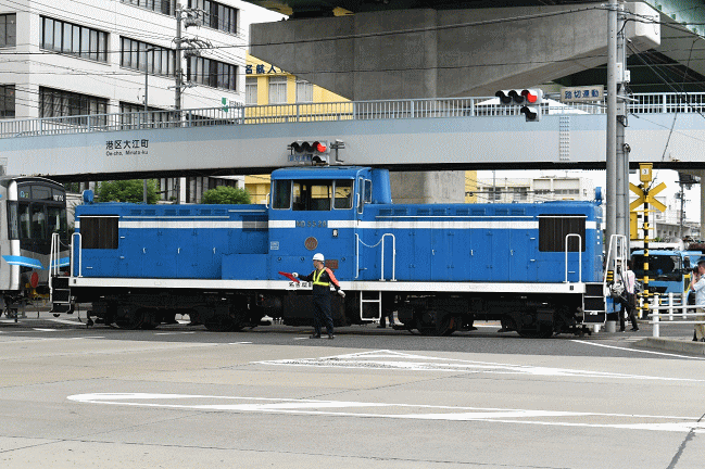 大江町交差点には踏切の遮断機は無し