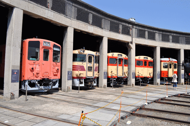 津山まなびの鉄道館の扇形庫に保存されている気動車5両