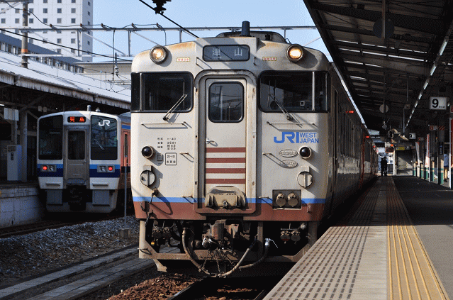 津山線・岡山色のキハ40(岡山駅にて)