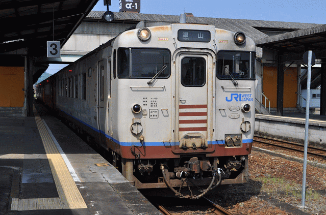 津山駅にて、キハ40岡山色