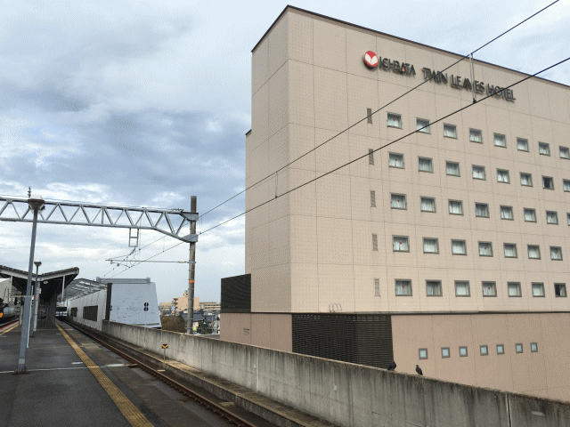 出雲市駅のホームから見たツインリーブスホテル出雲