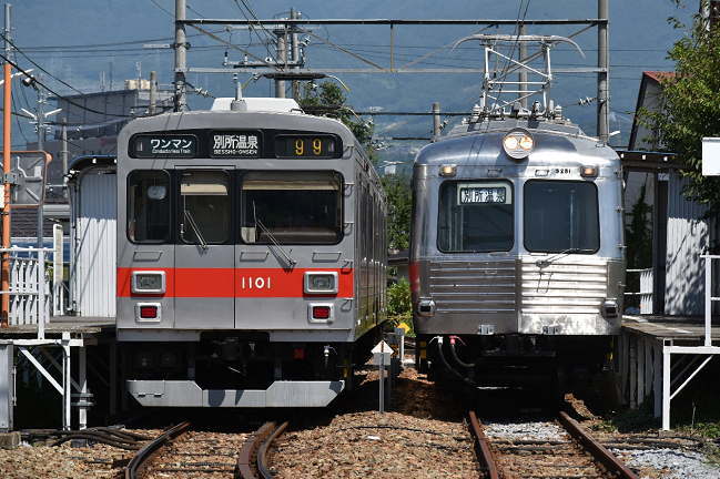 南側踏切脇から撮影した5200系と1000系