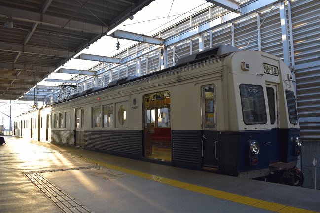 上田駅に停車中の7200系