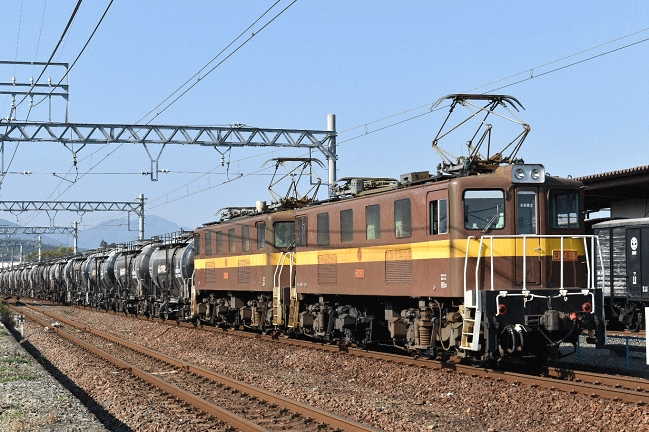 貨物鉄道博物館の横を富田行セメント輸送3716列車が通過