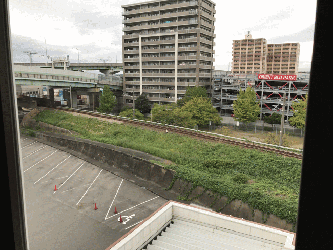 ベッセルホテル福岡貝塚の5階エレベーターホールから見た福岡臨港線