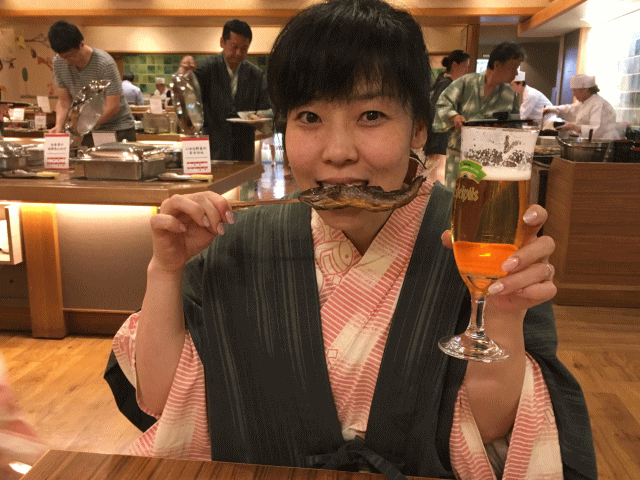 鬼怒川温泉ホテルの夕食バイキングでくつろぐ