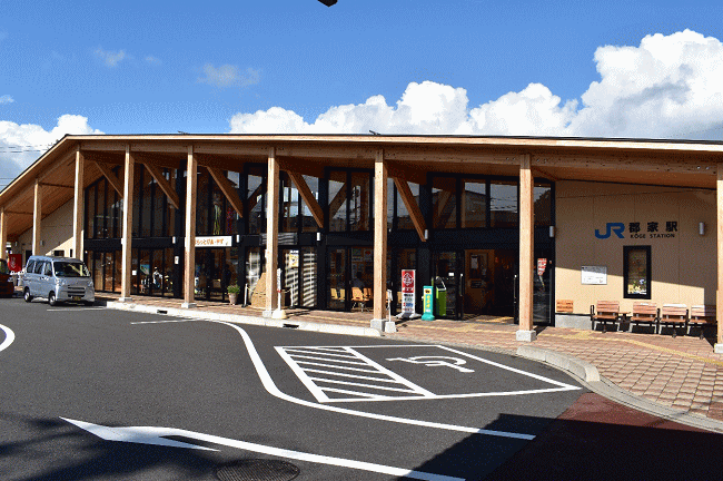 若桜鉄道の始発駅でもある郡家駅の外観