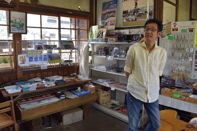 隼駅の売店の「バイク」の店内