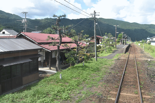 八東駅も木造駅舎