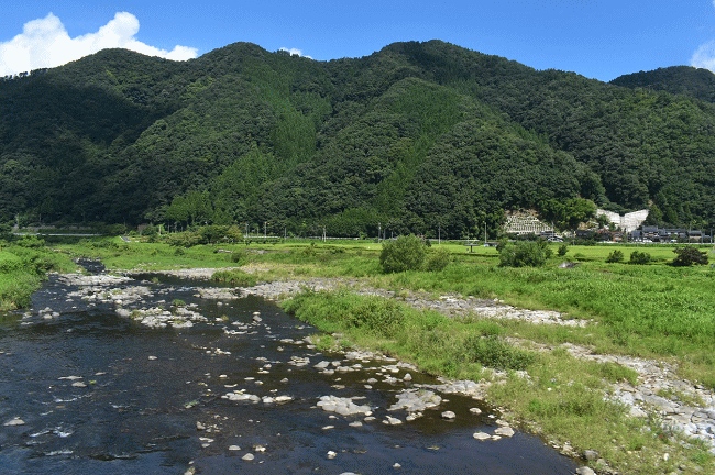 八東川を渡る若桜鉄道の車窓