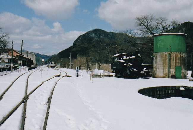 若桜駅構内の転車台（雪景色）