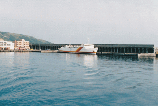 北防波堤ドームに停泊中のかつての利礼航路