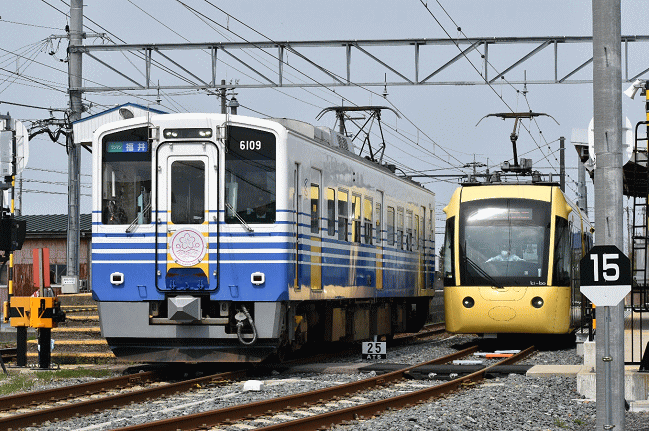 MC6100形(左)と低床車 「ki-bo」(キーボ)