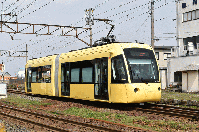 福井鉄道浅水駅を発車した、えちぜん鉄道L形「ki-bo」