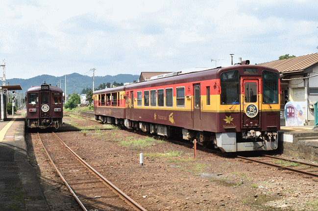 トロッコ列車が相老駅に到着