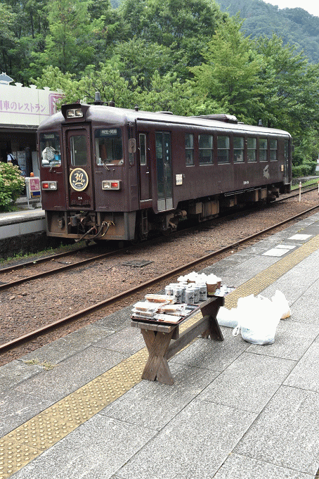 「トロッコわたらせ渓谷3号」の到着に合わせたホームでの駅弁やビールの販売（神戸駅）