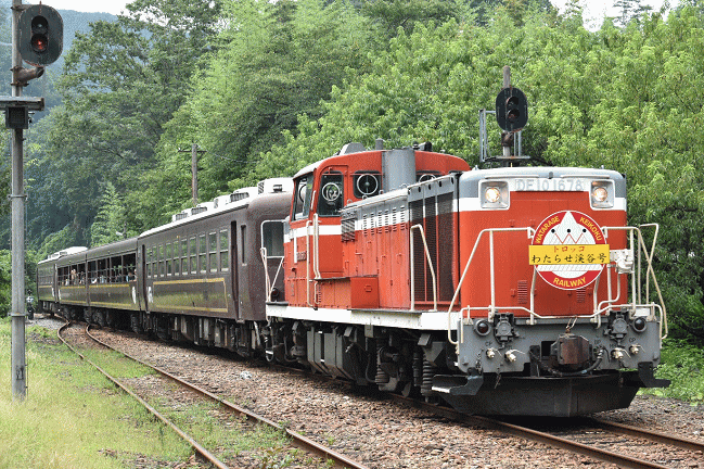 「トロッコわたらせ渓谷3号」が神戸駅に到着