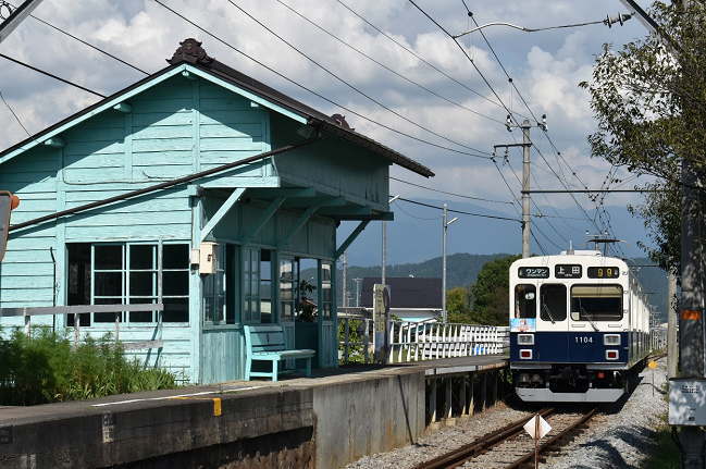 八木沢駅を発車した上田行