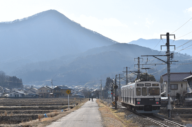 八木沢駅を発車して別所温泉駅に向かう電車
