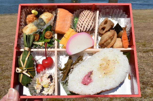 「佐渡朱鷺めき弁当」(㈱新発田三新軒・1100円)