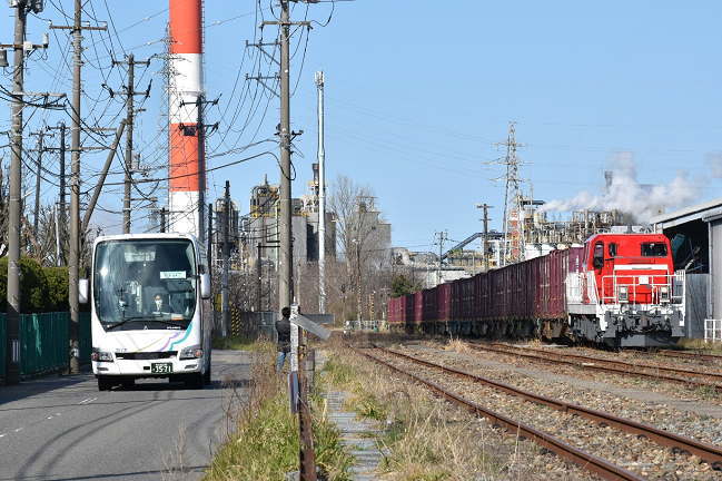 DD200の脇を通る名古屋行きの高速バス