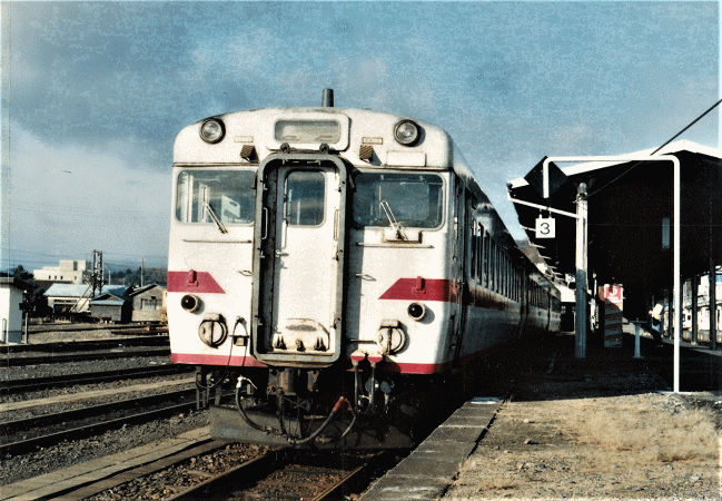 宮古で発車を待つ釜石経由盛岡行の急行「陸中４号」