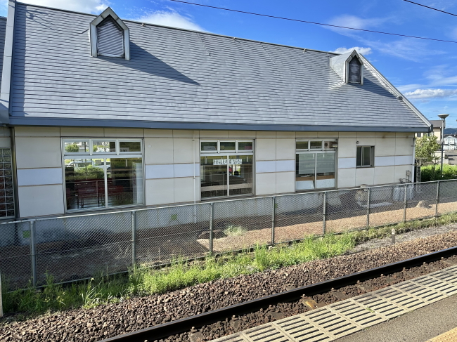 ホームから見た梁川駅舎