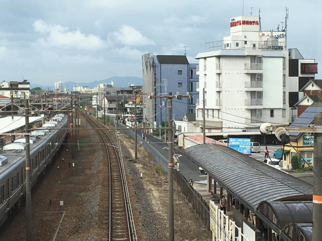 野洲駅から見た、東海道本線と野洲シティホテル
