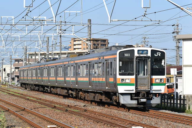 弥富駅を通過する快速亀山行2315M列車211系