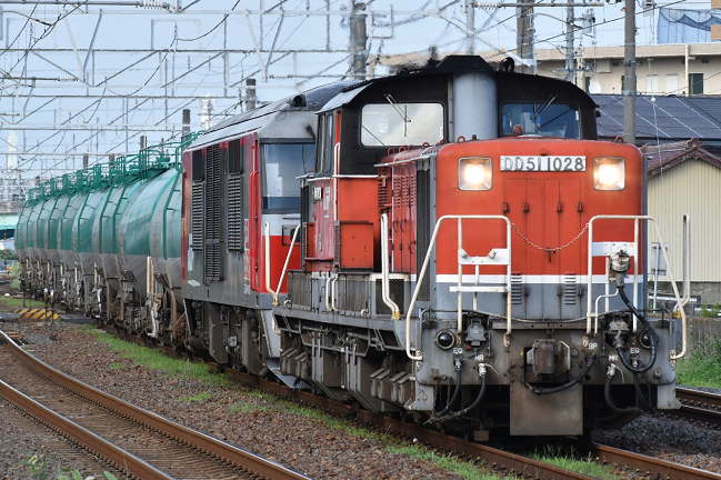 弥冨駅の8075列車のDD51重連（曇り空）