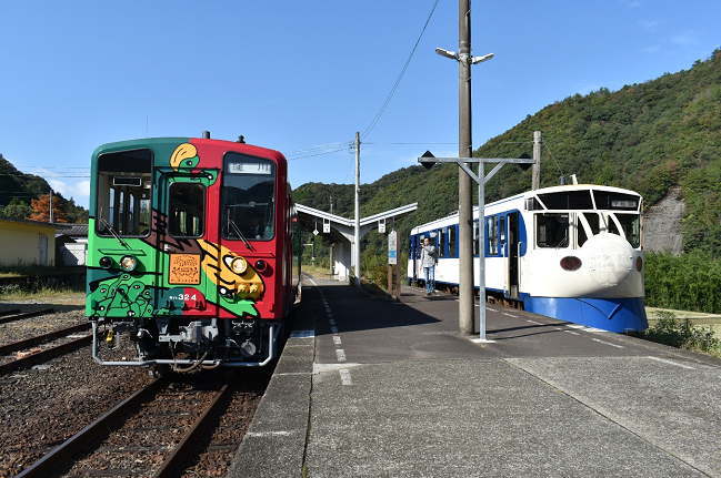 江川崎駅で交換待ちの海洋堂ホビートレインと鉄道ホビートレイン
