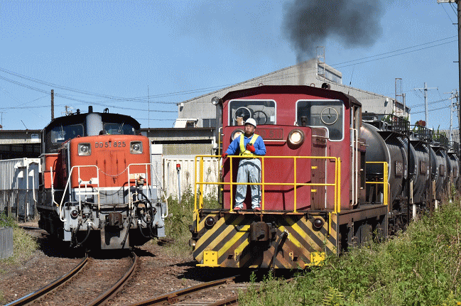 四日市出荷センターからやってきた東藤原行の空車列車が通過