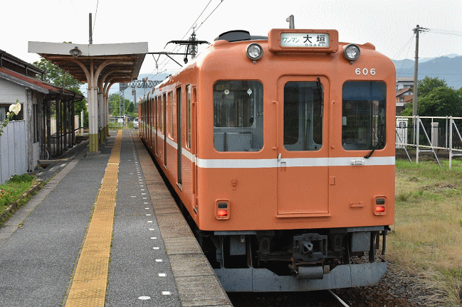 ラビットカーが揖斐駅に停車中