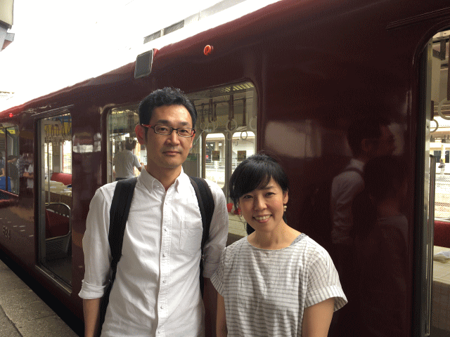 養老鉄道の薬膳列車の前で記念撮影