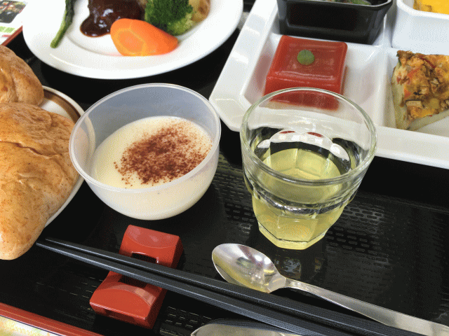 ビストロ薬膳列車の食前酒とティラミス