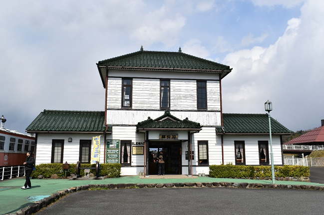 旧加悦駅を模した「加悦SL広場」の建物