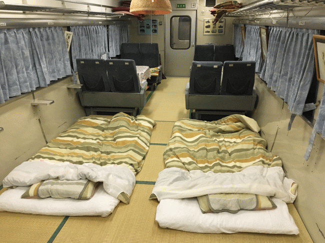 夢ハウスの、あずさ号の車内の布団